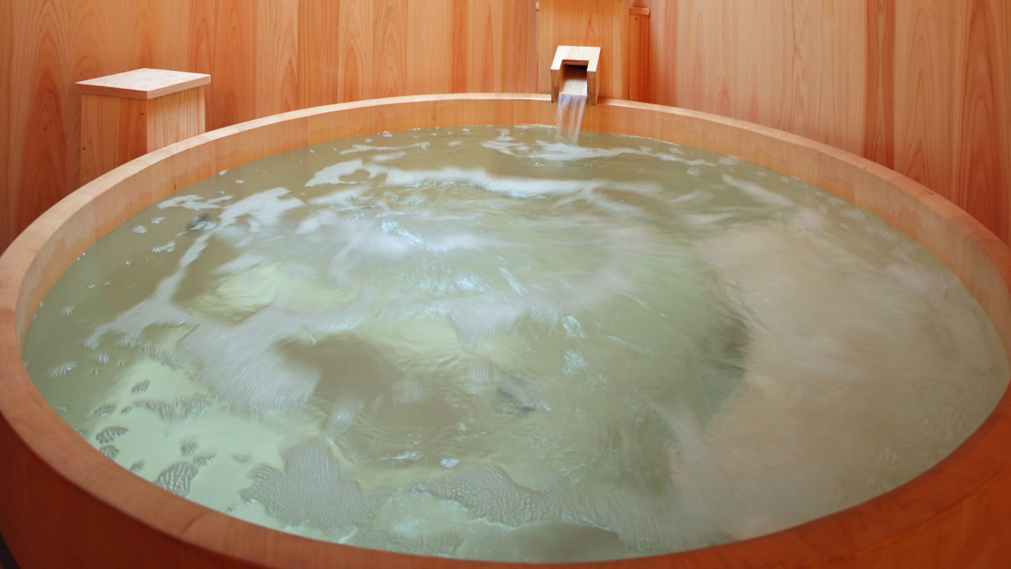 【貸切風呂／檜の湯】大人2名様まで入浴可能。直径150㎝の大きな桶の湯船です。