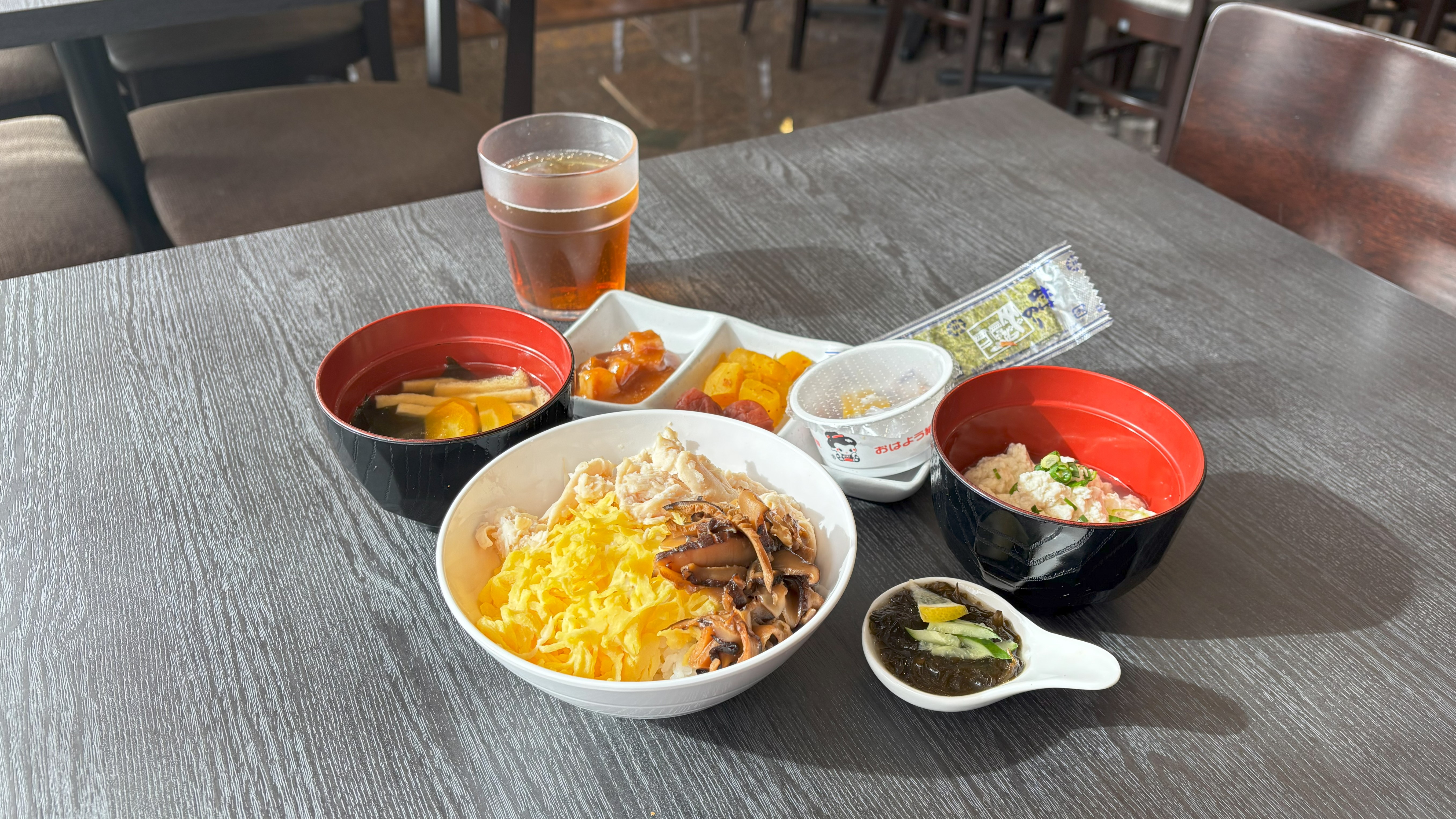 明るい会場で沖縄の郷土料理を堪能できます。地元の味を心ゆくまでお楽しみください。