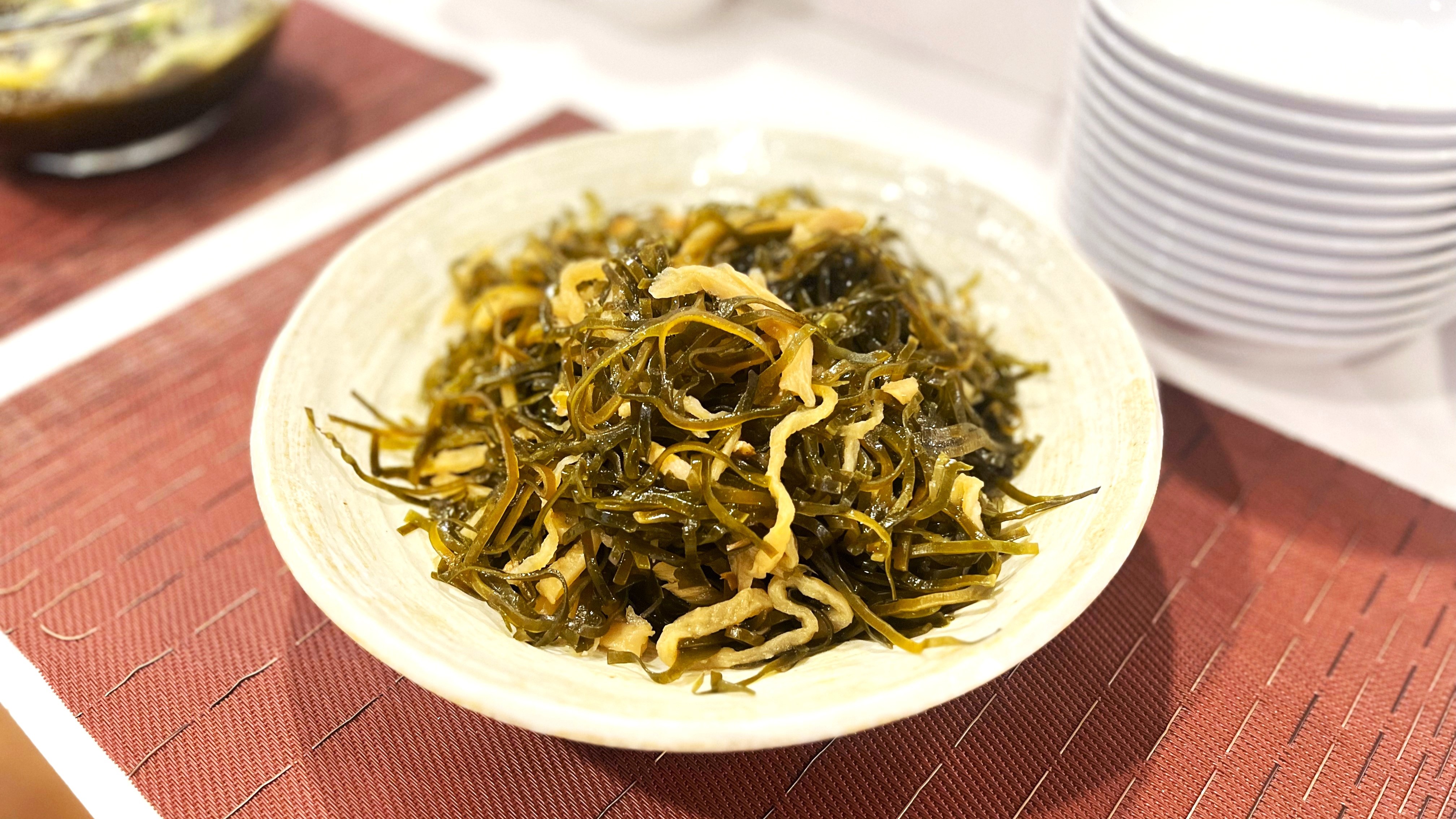 「昆布の炒り煮」。 昆布と「よろこぶ」とかけて、結婚式などの祝い事に欠かせない沖縄伝統料理です。