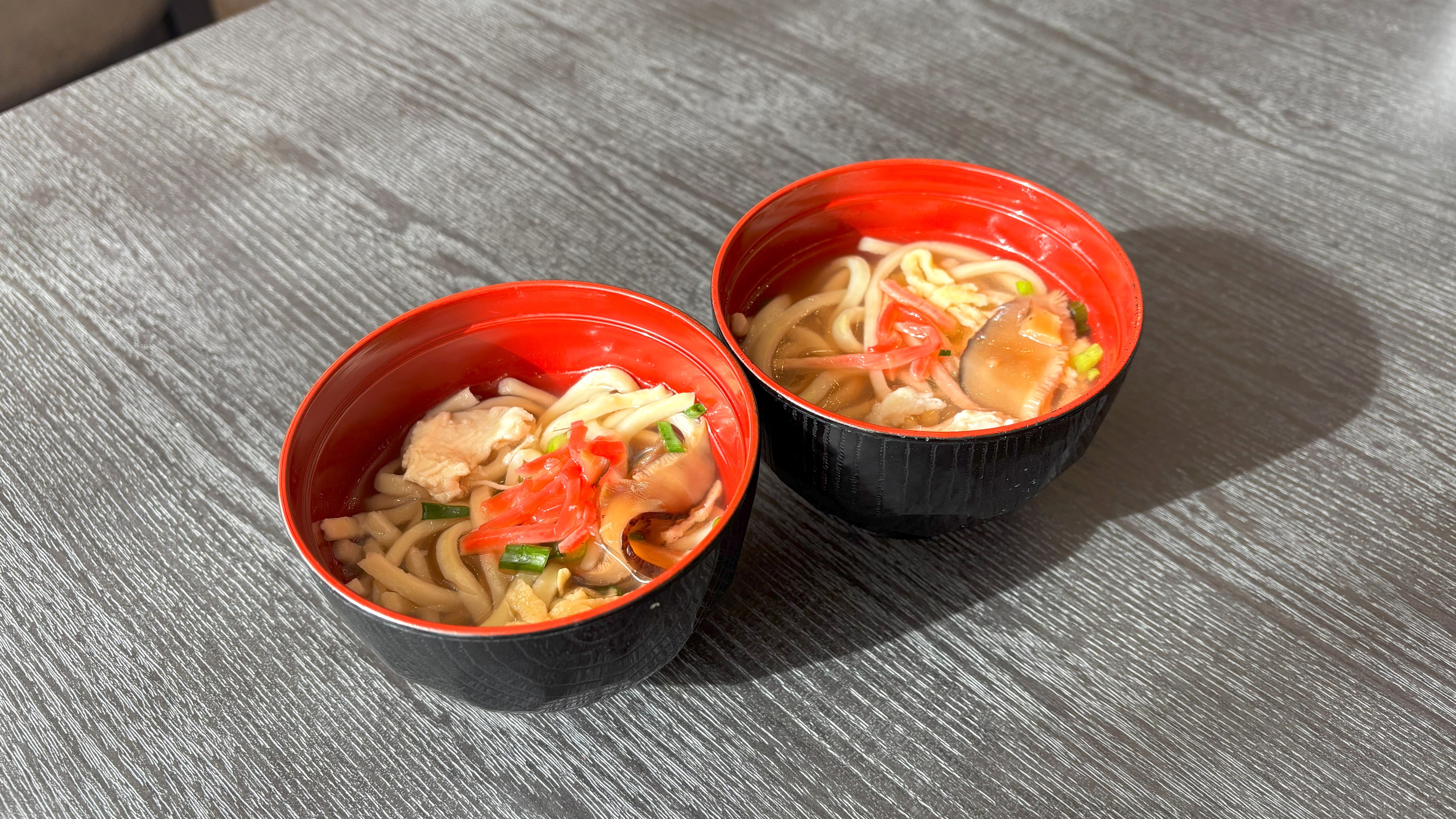 沖縄のソウルフード、沖縄そばをお召し上がりいただけます♪