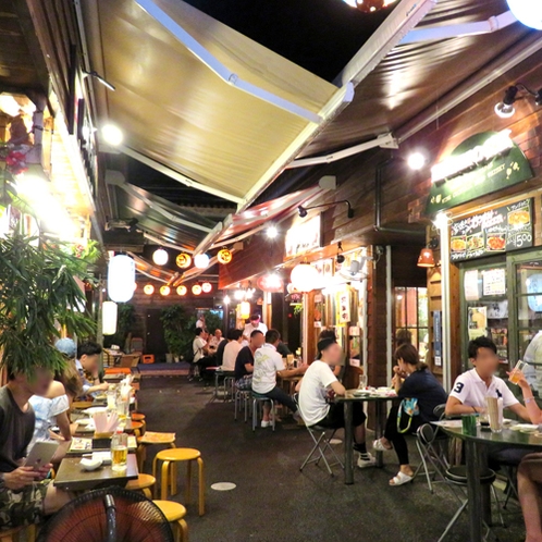 【国際通り・屋台村】夜の風景。ハシゴして色んなお店を楽しめます♪