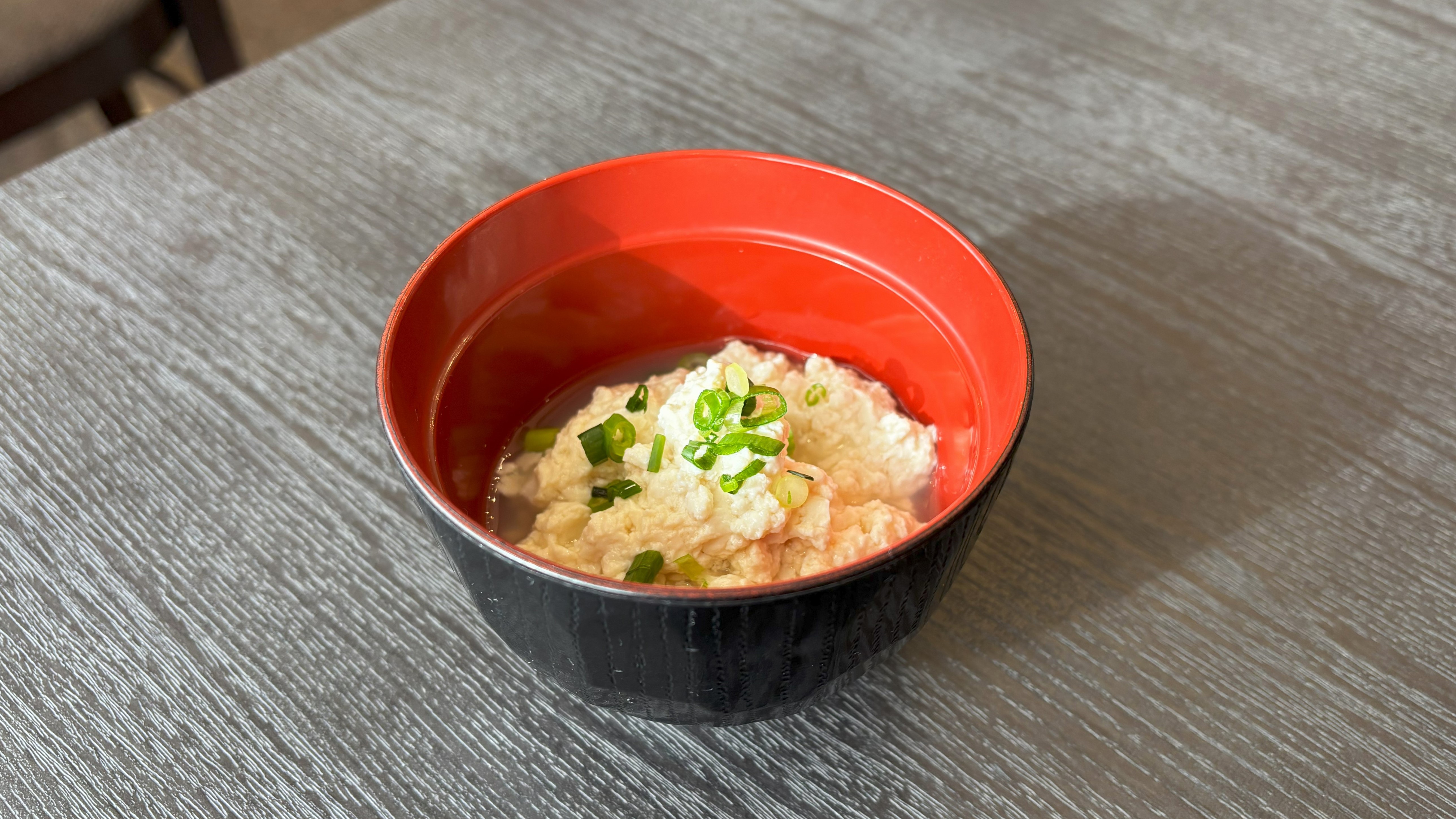 沖縄の味、島豆腐。濃厚なコクとしっかり食感をお楽しみください♪