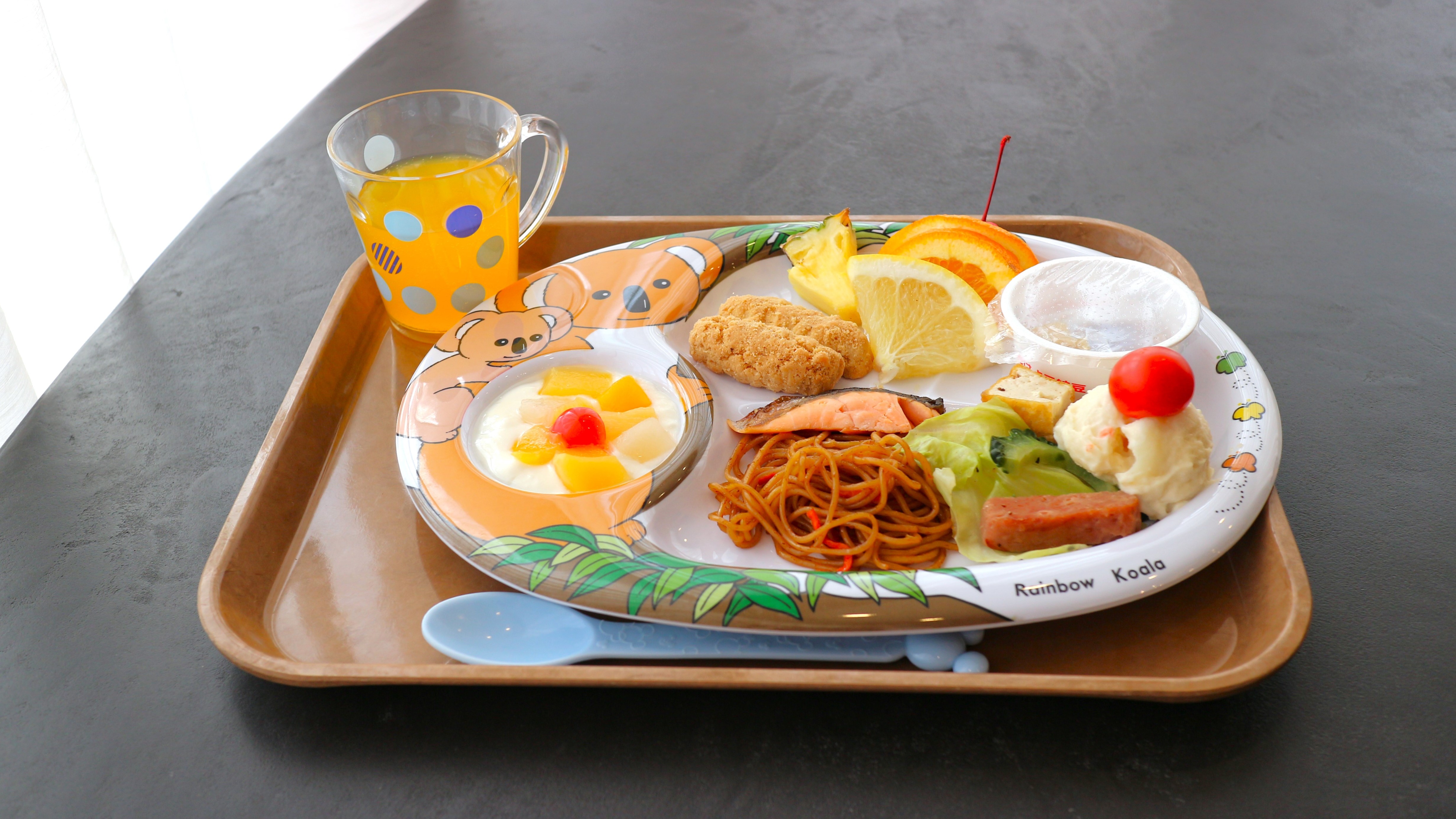 お子様から大人まで楽しめるバイキングスタイルです。