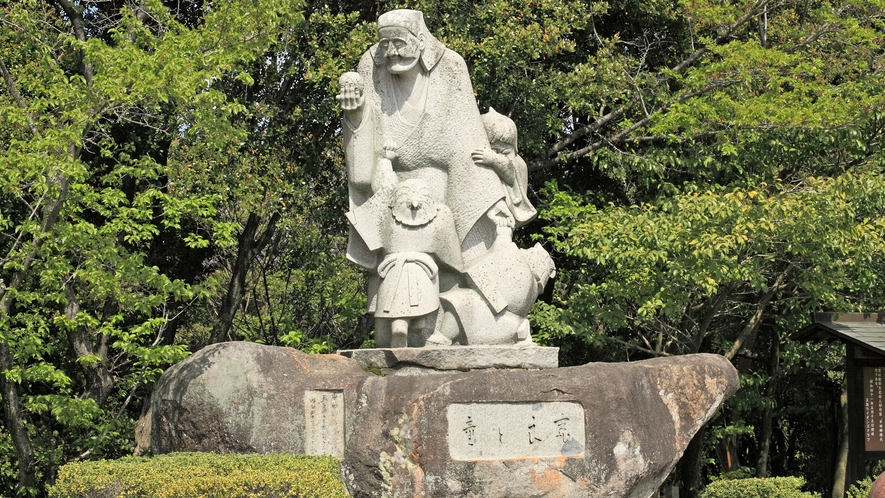 *“童と良寛”/江戸後期の僧侶であり歌人である良寛の銅像が円通寺公園内にございます。