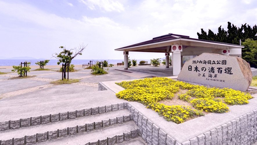 *沙美海水浴場/「日本の渚百選」に選ばれた海水浴場。瀬戸内海の穏やかな風景と共に癒しの時を。
