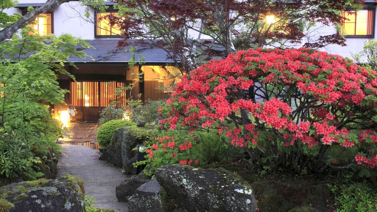 【レンゲツツジ祭】絶景貸切露天の癒やし。蓼科高原の初夏を彩る田舎会席料理で心満たされる旅を。