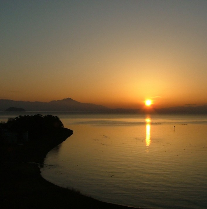 湖邊房間的景色。清晨，您可以看到眼前壯觀的琵琶湖日出。