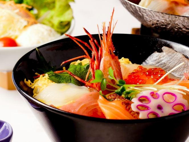 日本海が近い当エリアならでは。新鮮な魚介類が味わえる海鮮丼