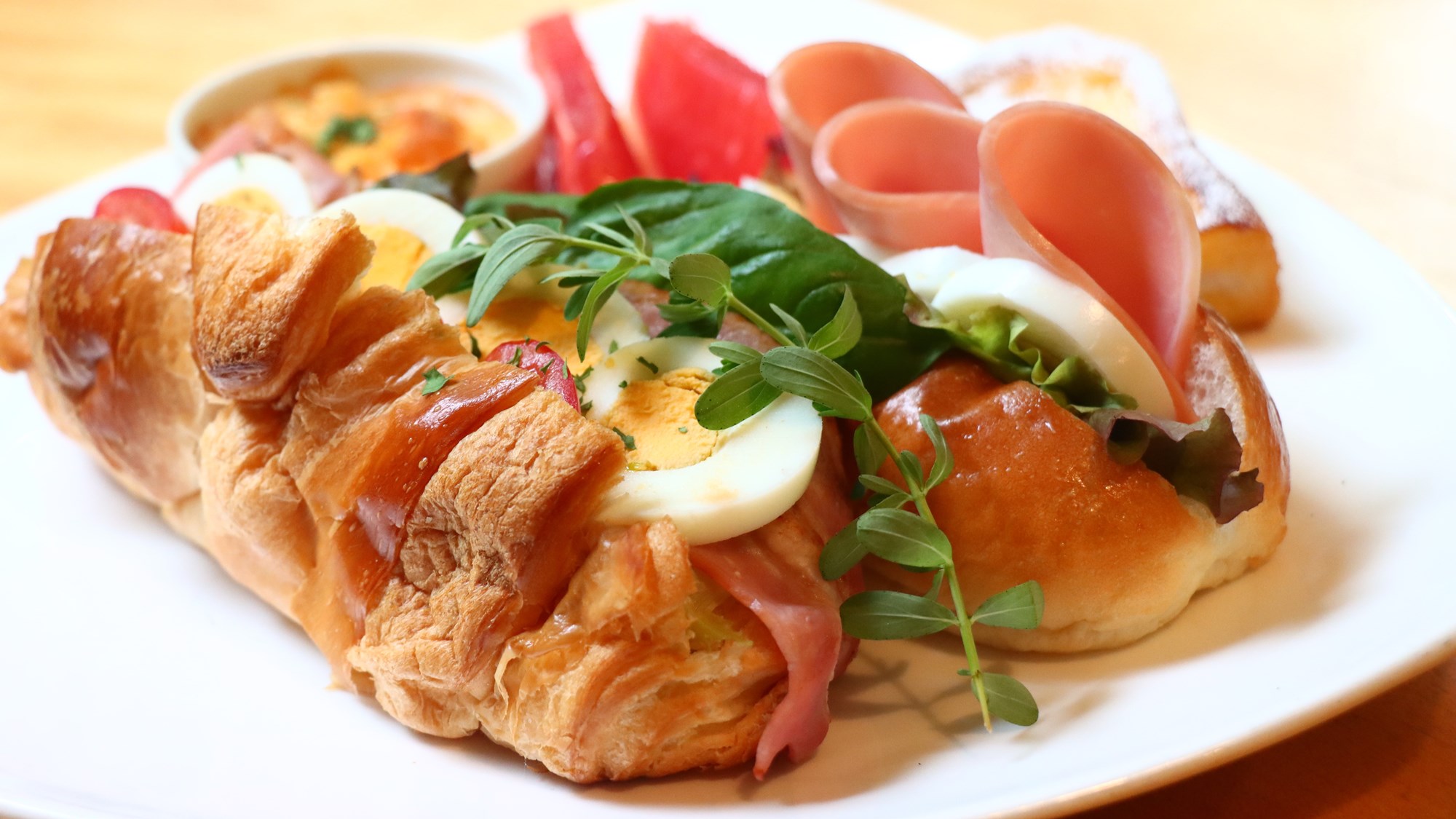 朝食　具沢山のサンドウィッチ