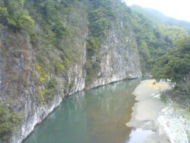 【立神峡】　　お車で10分　　石灰岩の岸壁でできた渓谷