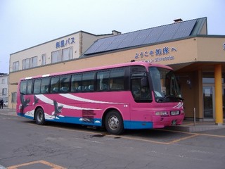 定期観光バス「知床浪漫ふれあい号」　乗車口の斜里バスターミナルは、ホテルより徒歩１分です。
