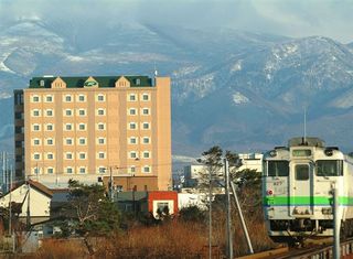 ホテル外観、列車、ウナベツ岳が重なった貴重なショットです。