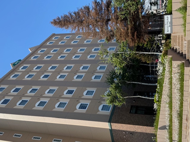 駅側から撮影した正面玄関付近。