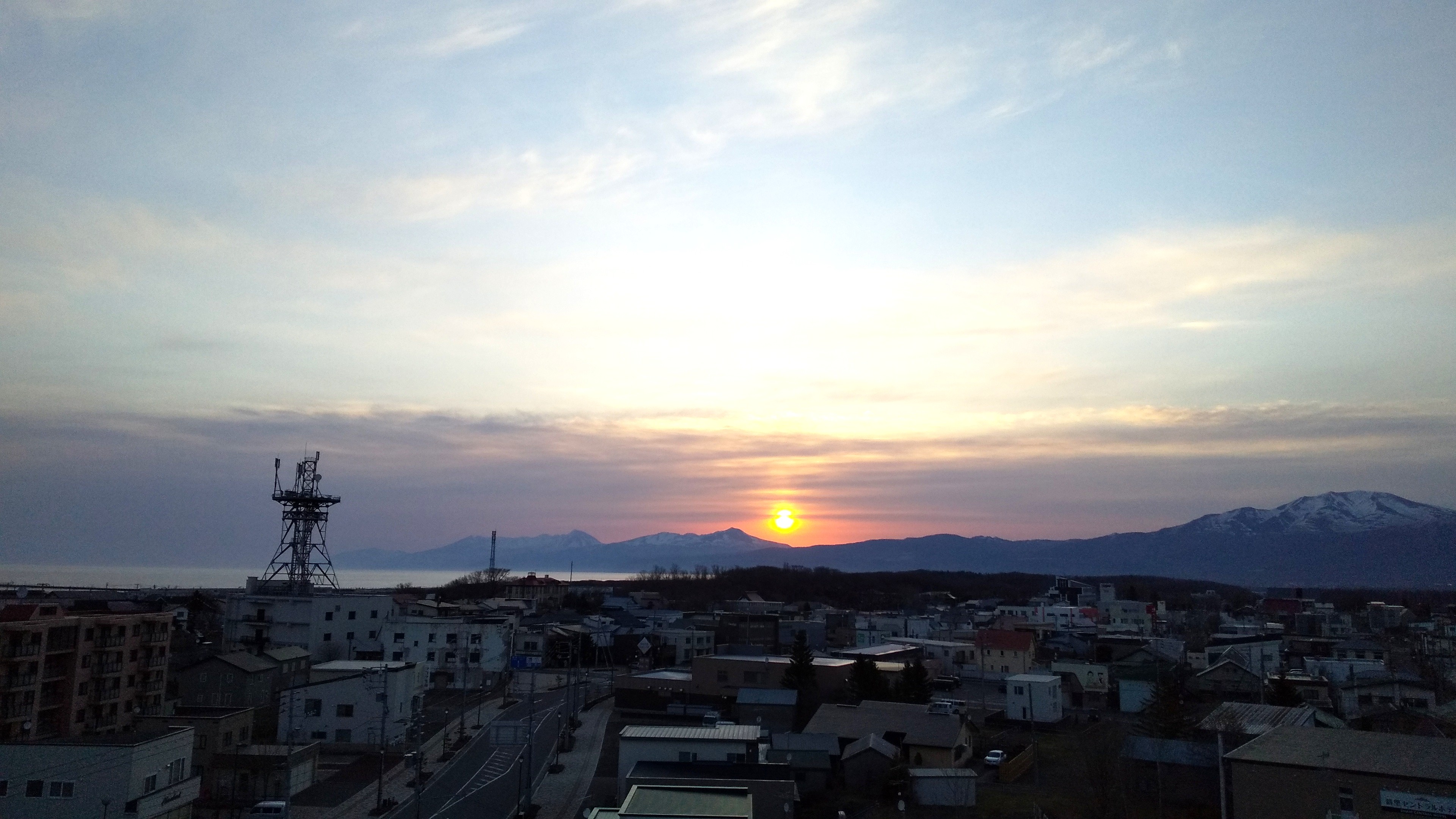 天候の良い日の朝には、客室東側から知床連山と朝日が望めます。