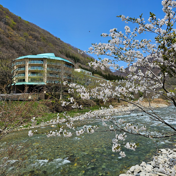 ホテル外観（春）