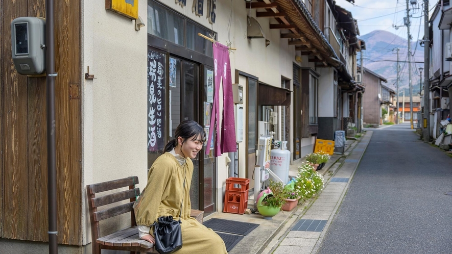 【中島酒店】宿から徒歩で1分。鳥取の地酒を販売している、地元の人気店です。