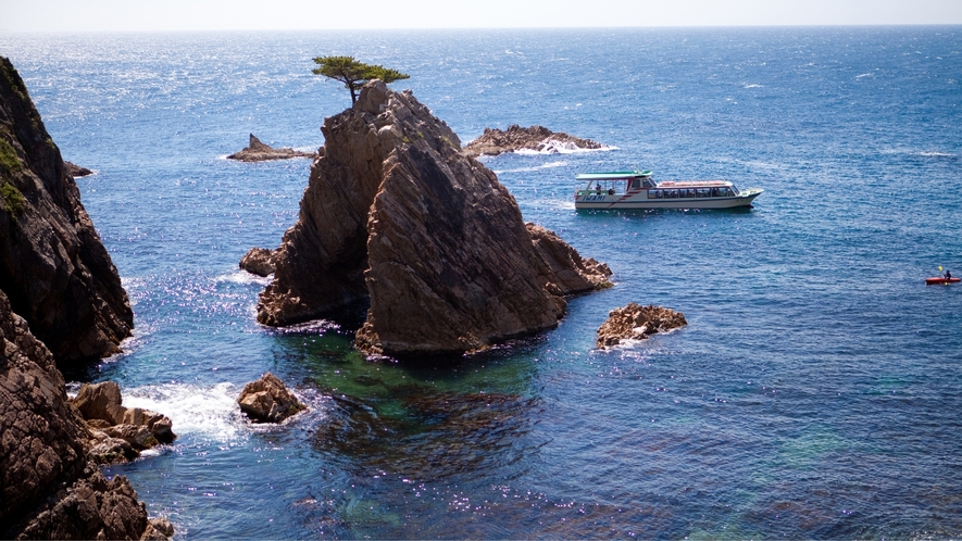 浦富海岸は、透明度の高い海とリアス式海岸が続く景勝地です。遊覧船めぐりも人気です。