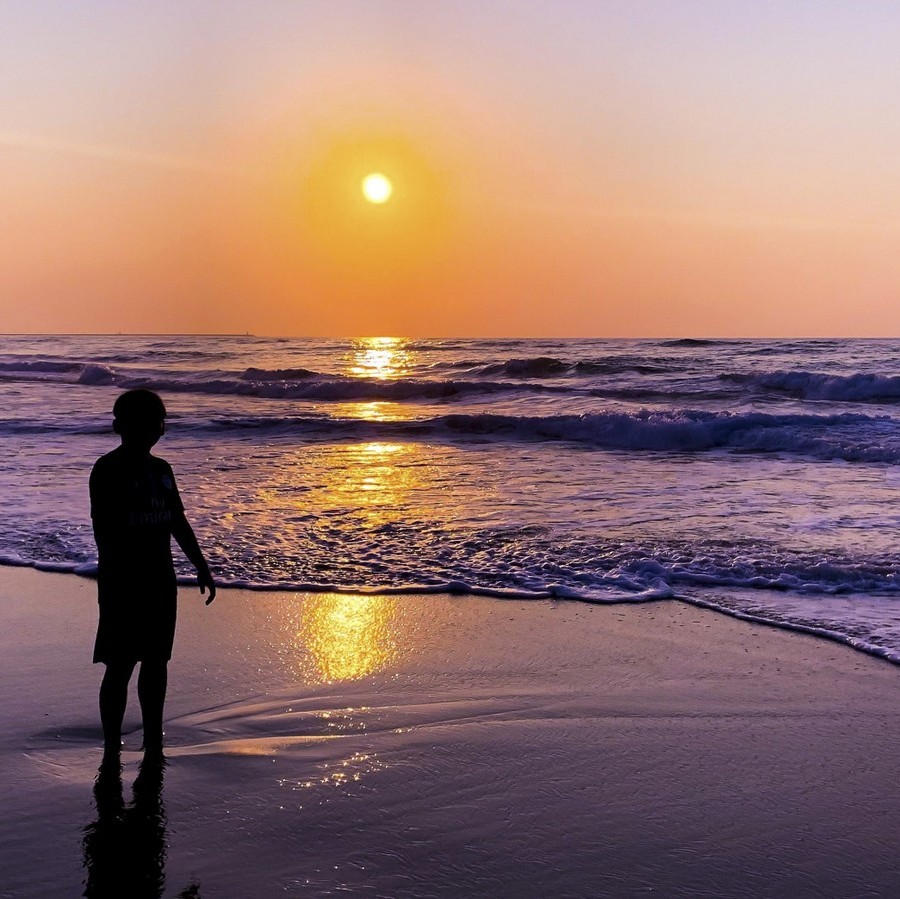 鳥取砂丘の夕暮れ。季節ごとに趣が異なる美しい夕陽をご堪能下さい。