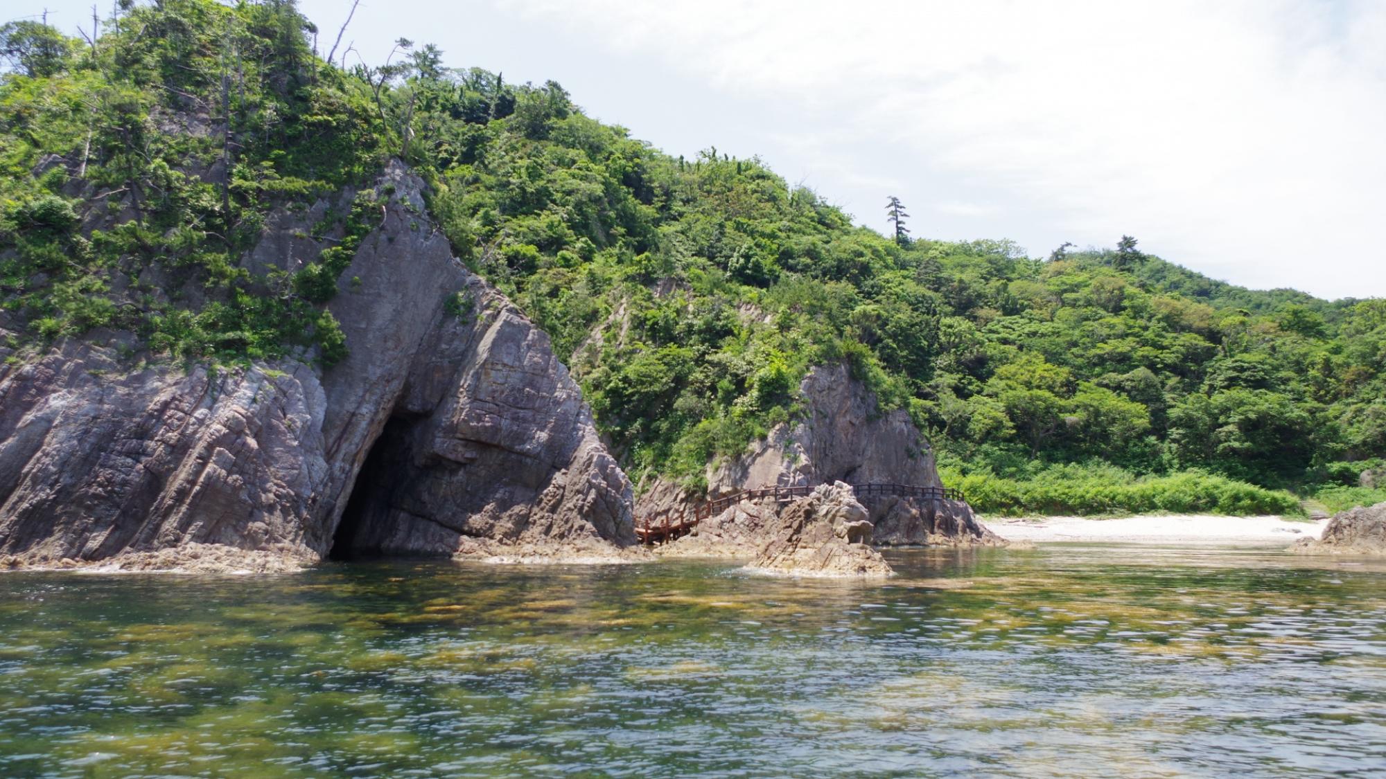 【浦富海岸】関西からもアクセス良好、遠浅で透明度の高い浦富海岸は鳥取県内人気No.1の海水浴場です。