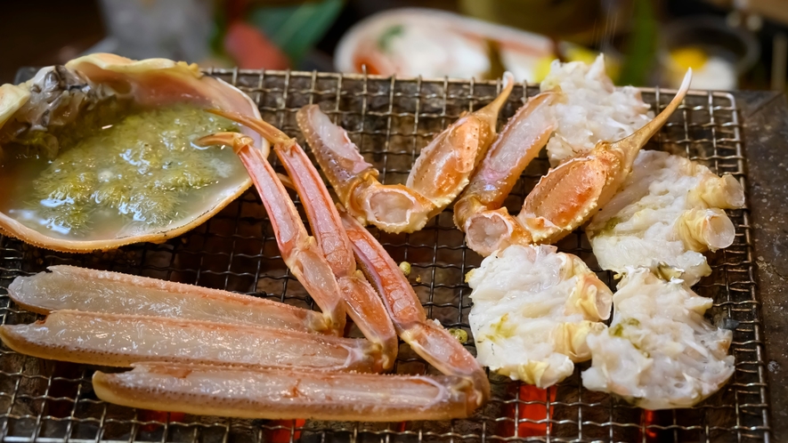 岩井屋名物「炭火焼き蟹」を濃厚な蟹味噌とともにどうぞ。