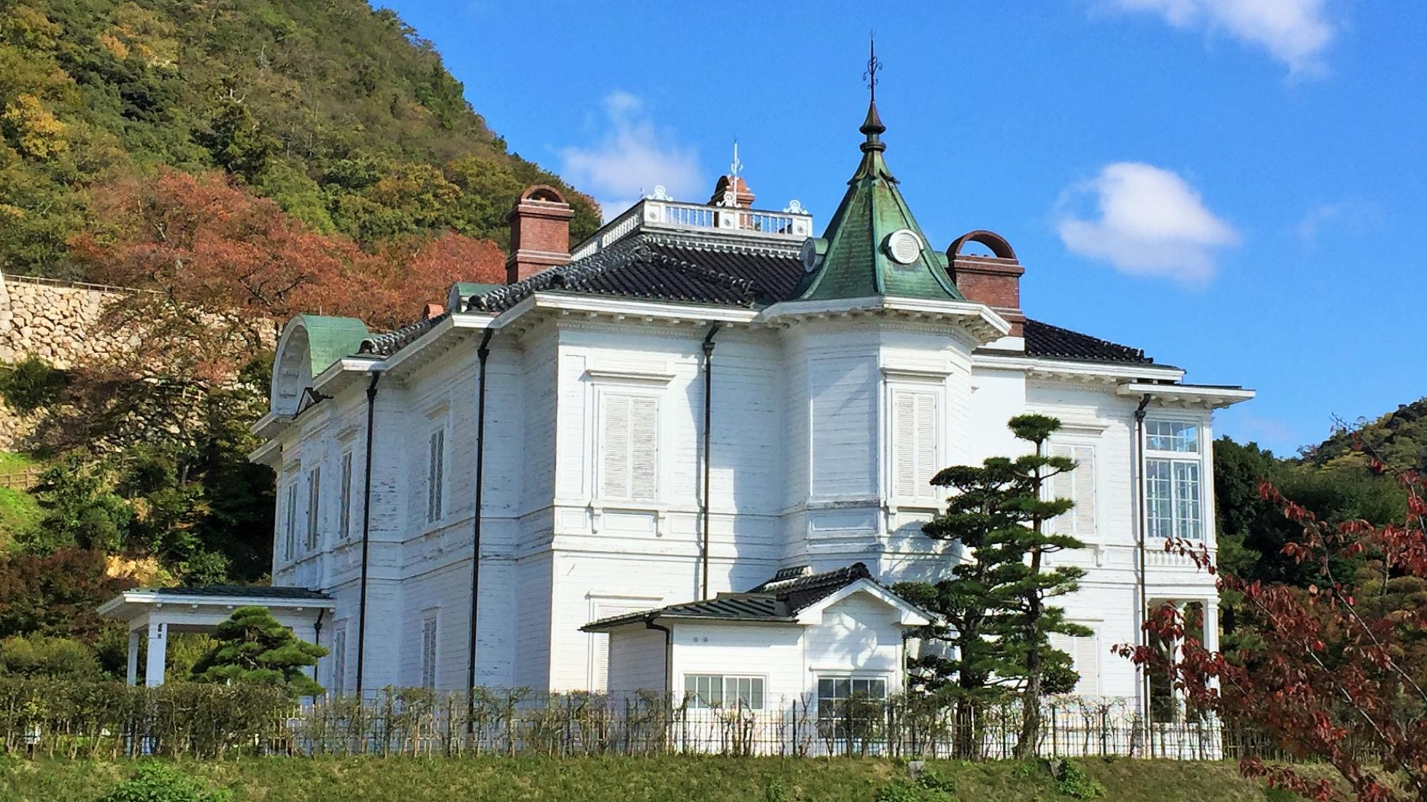 【仁風閣】フランスのルネサンス様式を基調とした建築が美しい建物。秋には紅葉もきれいです。