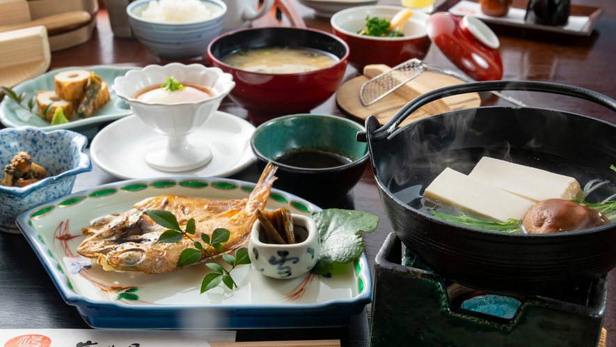 朝は美味しい炊き立て御飯とお味噌汁で日本ならではの朝ごはんを。