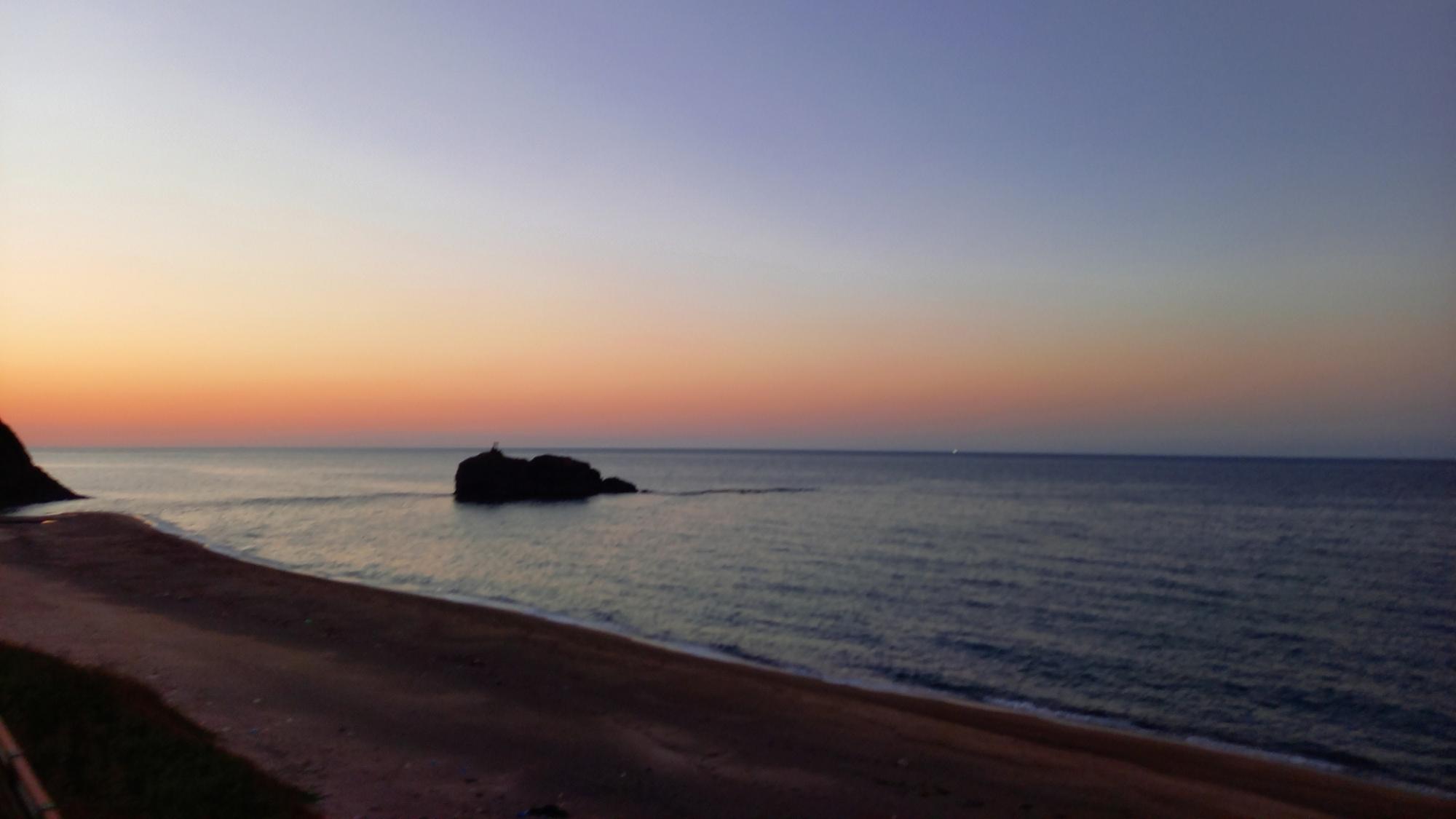 【白兎海岸】夕暮れ時の白兎海岸。県内有数の夕陽スポットです。