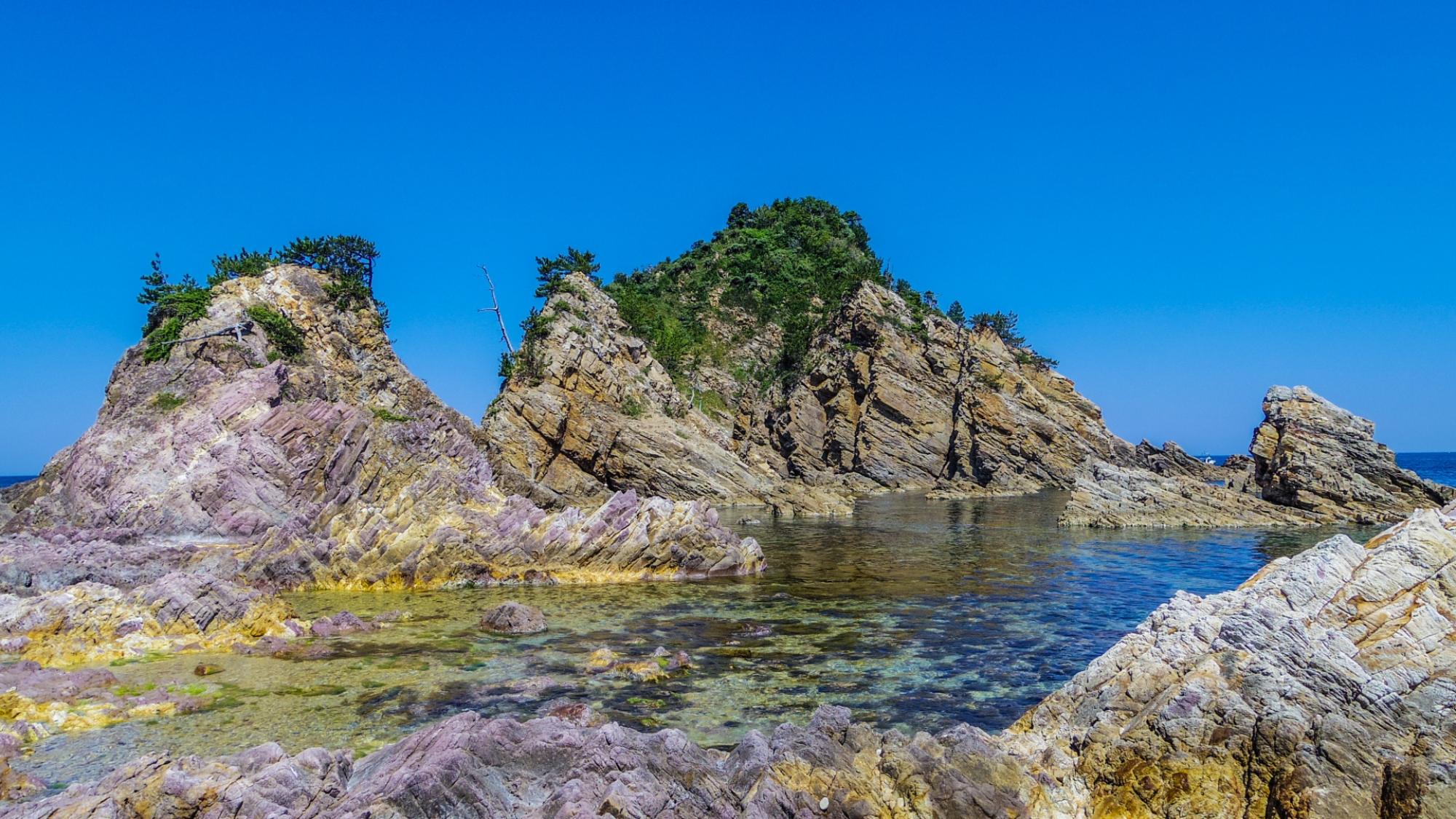 【浦富海岸】夏にはシュノーケリングなど様々な体験メニューもあり、年齢問わず人気のスポットです。