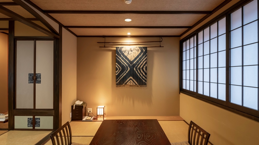 和室10畳「すすき」のお部屋。鳥取の歴史と民芸の味わいを感じられる落ち着いた大人の雰囲気。