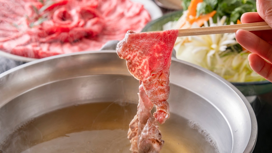 「地元の和牛を使ったしゃぶしゃぶ鍋」は豊かな霜降りと肉の柔らかさから、今にもちぎれそうなほど！