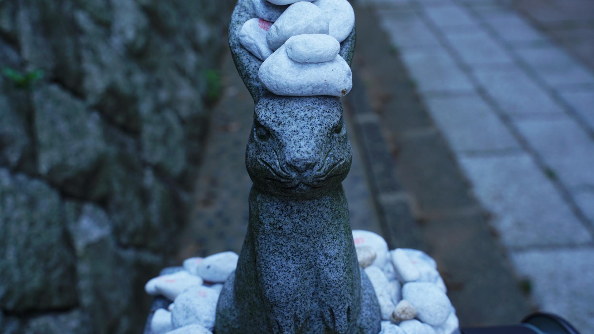 【白兎神社】境内には莵をモチーフにした灯籠や石像が沢山あり、まさに「うさぎ神社」。