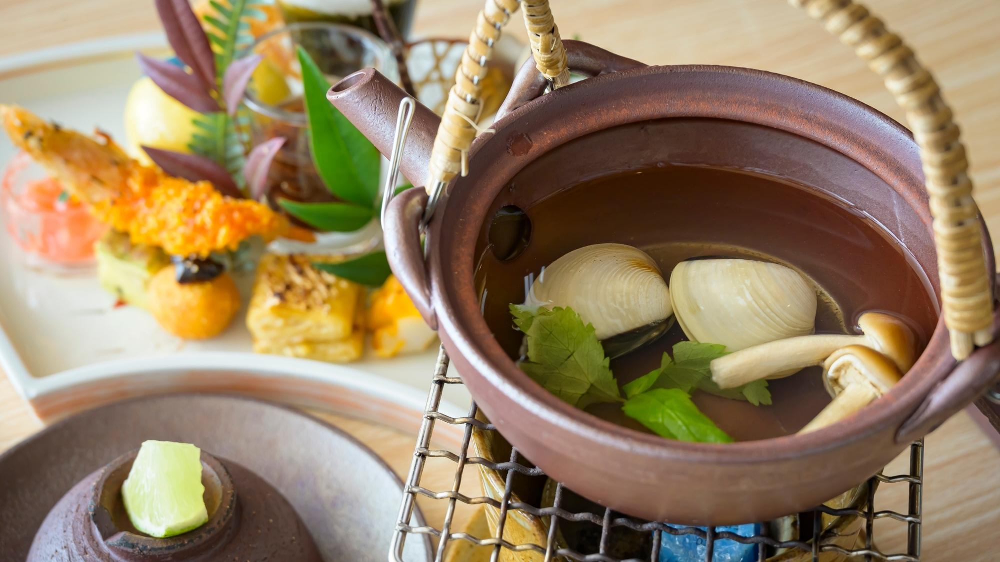 旬の食材を使用した土瓶蒸し。じんわりと深みのある出汁が堪らない美味しさです。