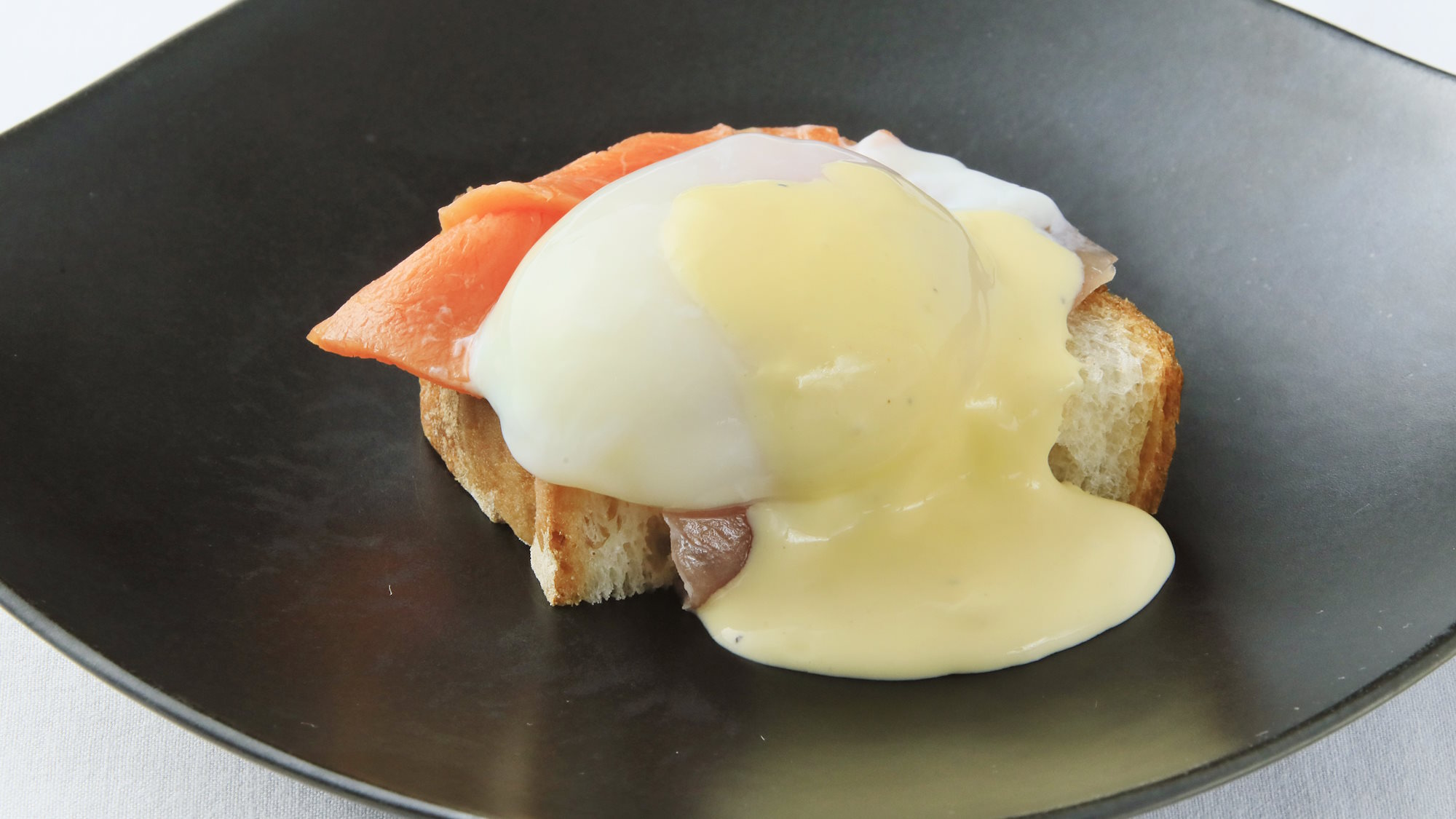 【ご朝食】那須御養卵を使用したエッグベネディクト（一例）