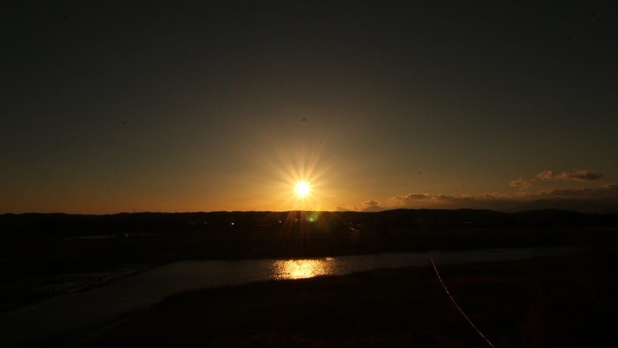 ■空を赤く染めながら沈みゆく夕日に癒されて下さい。