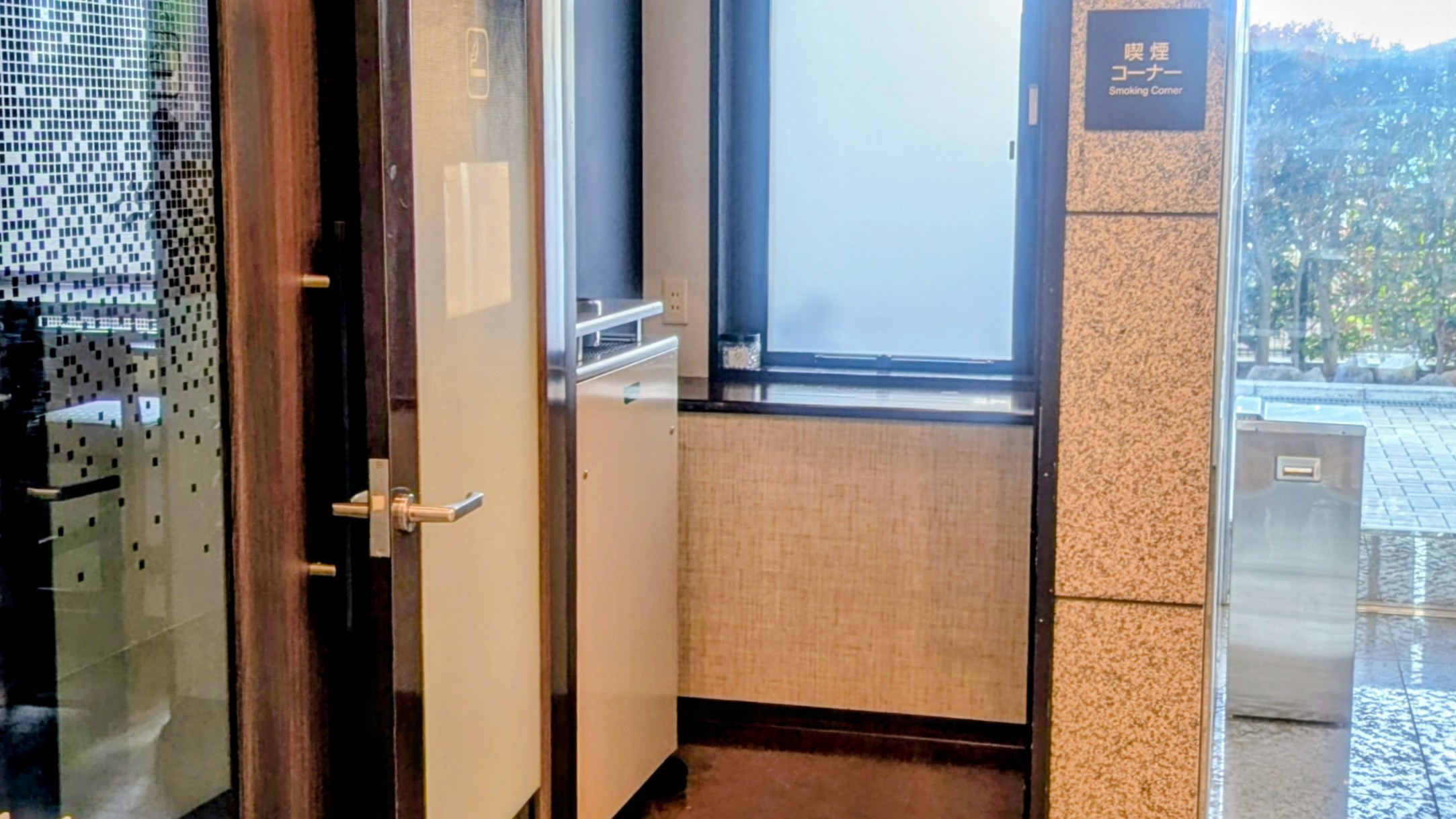1階喫煙コーナー
