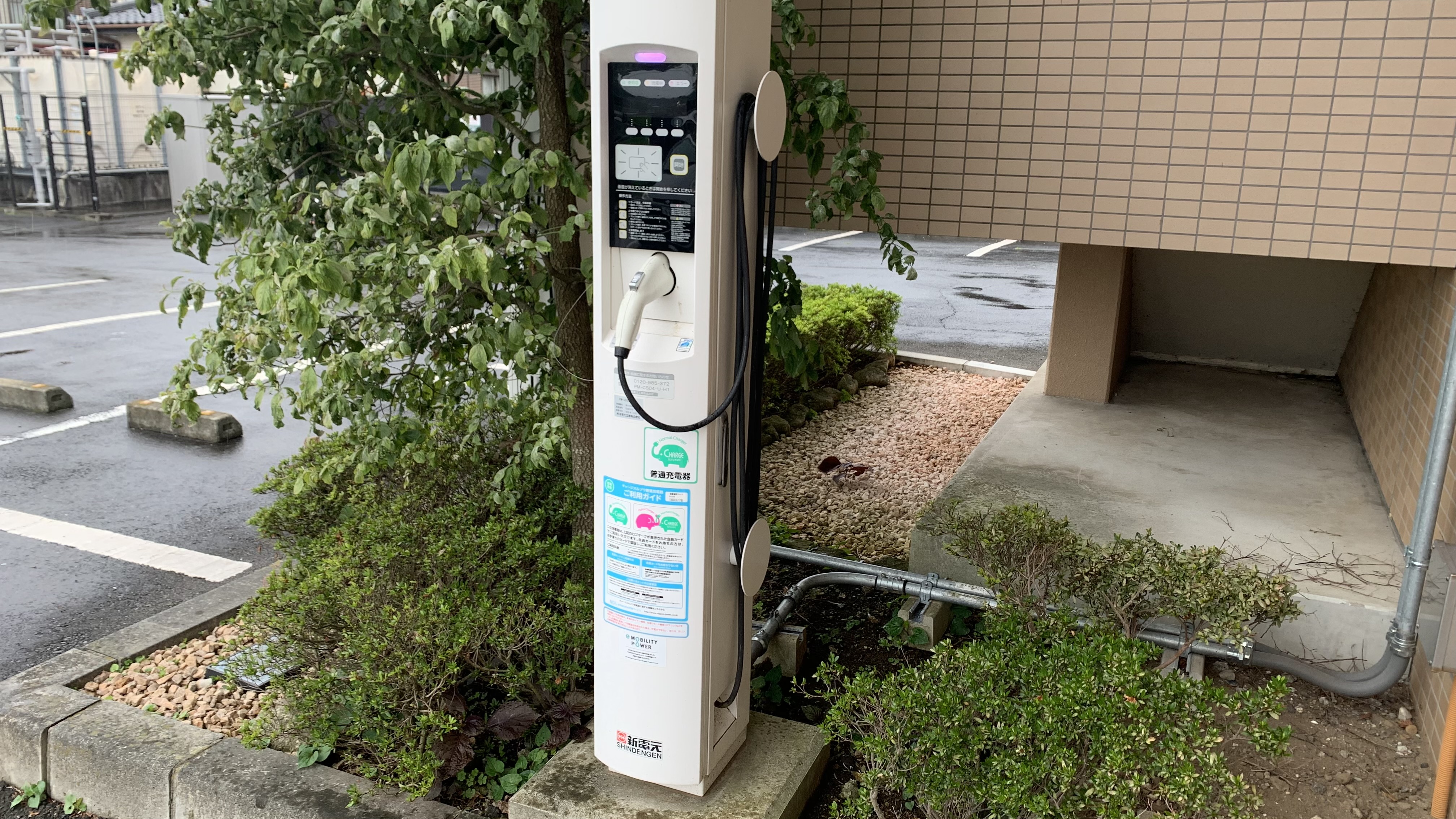 駐車場内に電気自動車充電スタンド2つ設置ございます。