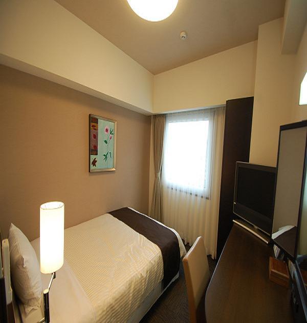 This is a comfort type single room. All rooms are equipped with trouser presses ♪