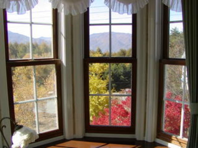 夏は緑、秋は紅葉の白樺越しに南アルプスが望めます。このお部屋は窓が7面あり、多くのご指名があります。