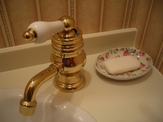 客室洗面室の真鍮水栓です。錆びていくのに味があります。
