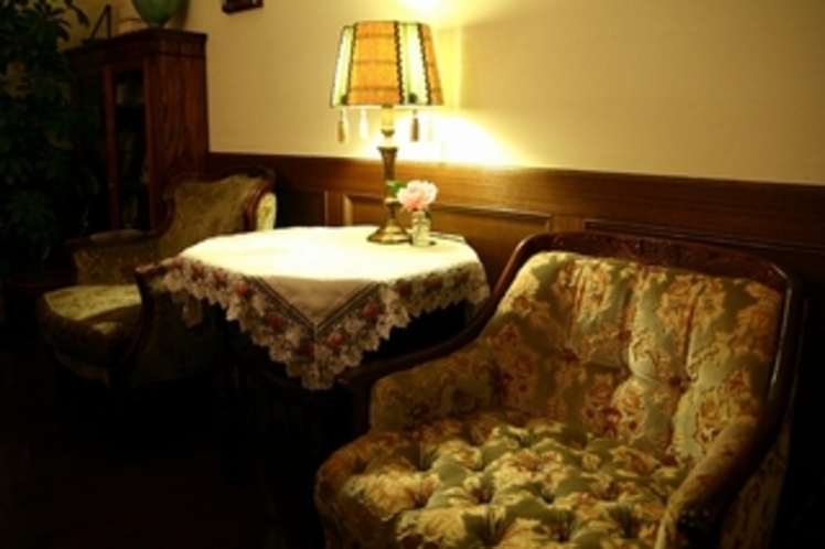 2階の寛ぎのブース　イタリアのアンティークソファとフランスの古いデコテーブルです。