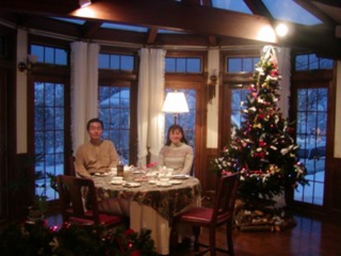 クリスマスに近い日、二人でツリーのそばで過ごしました。雪のせいで外は美しいブルーの夕方です。