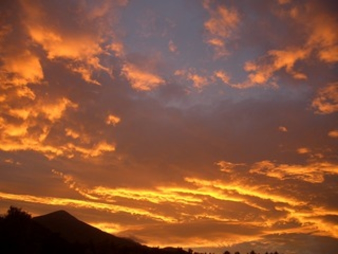 朝焼けです。早朝、窓から八ヶ岳を見たら　　燃えるように流れる雲に感動！