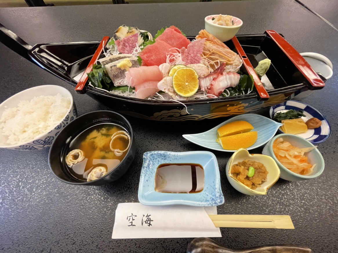 お刺身御膳（一例）※旬の食材をご提供する為、お刺身の内容は季節によって異なります。