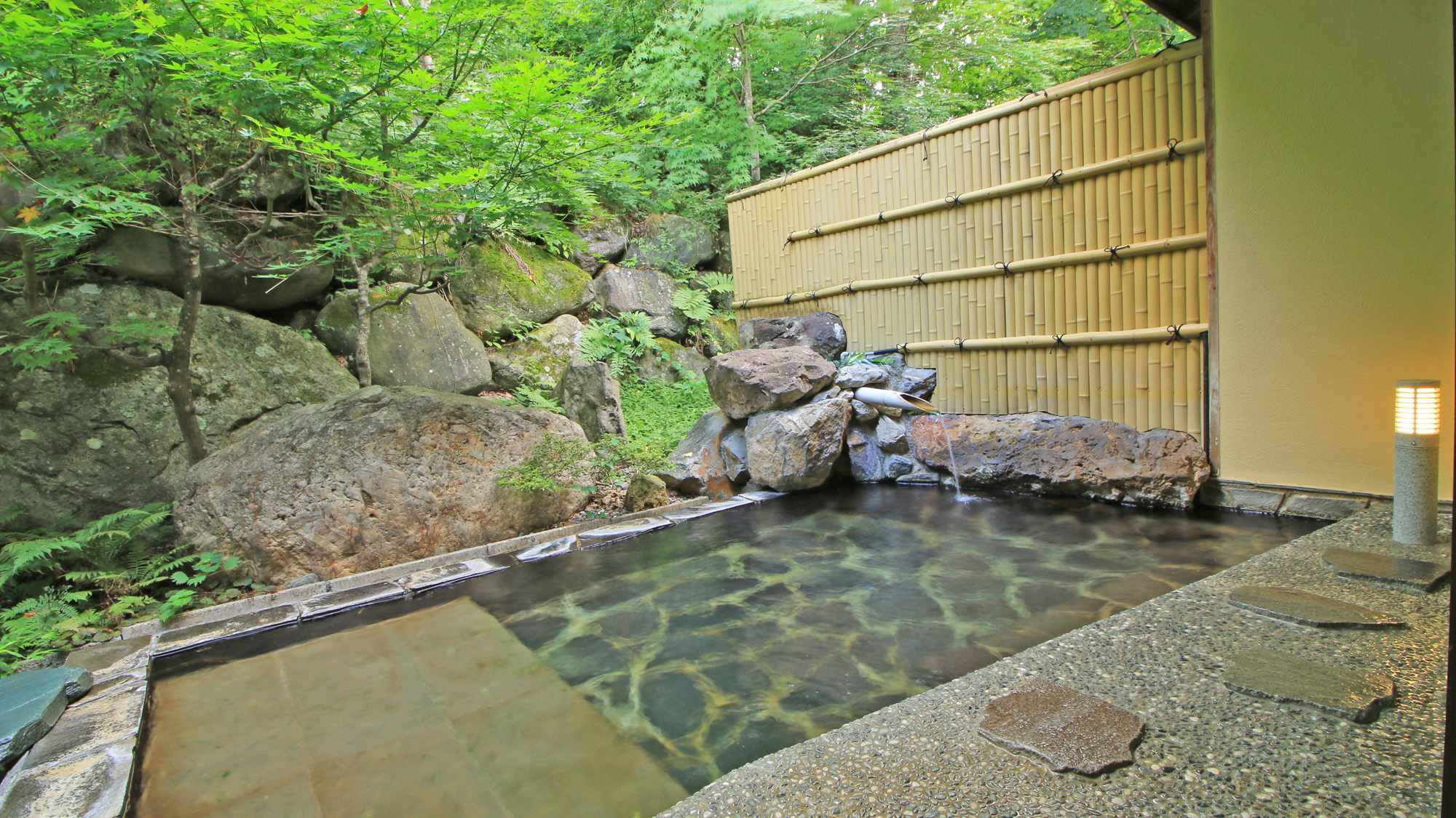 #自然の中で温泉をお楽しみ頂ける露天風呂です。