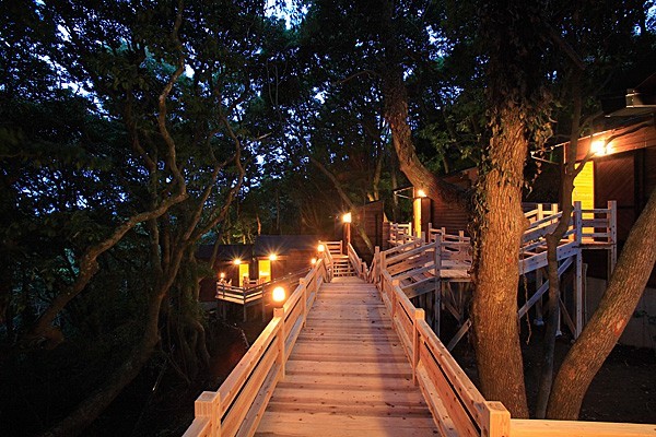 Open-air bath scenery at night