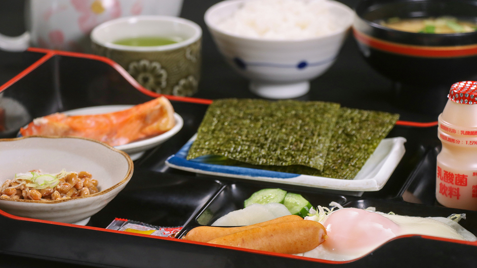 朝食付◆ごはんと味噌汁はおかわりし放題！手作り朝食を食べて元気に出発を♪チェックイン22：00まで