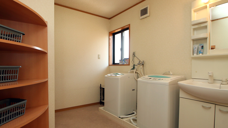 【詳細情報用】お風呂の脱衣所には無料の洗濯機付