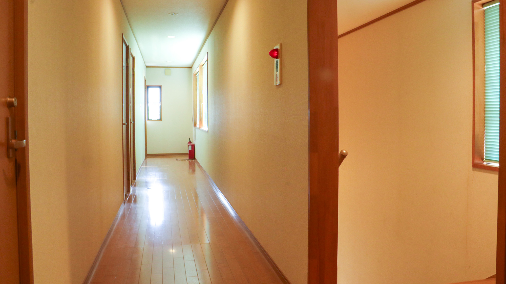 ＃館内　2階に客室がございます、階段をご利用くださいませ。