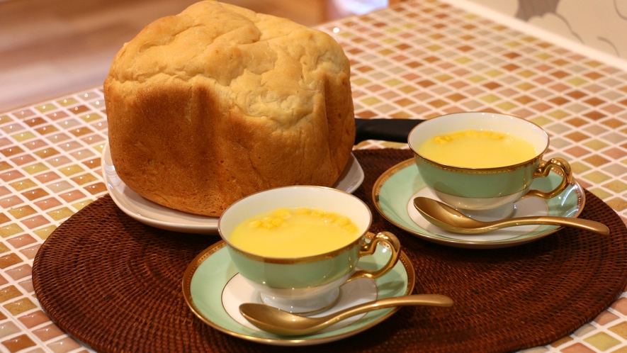 【出雲阿国】朝食セットｰ洋食 　焼立てパンの香り♪スープとご一緒にに