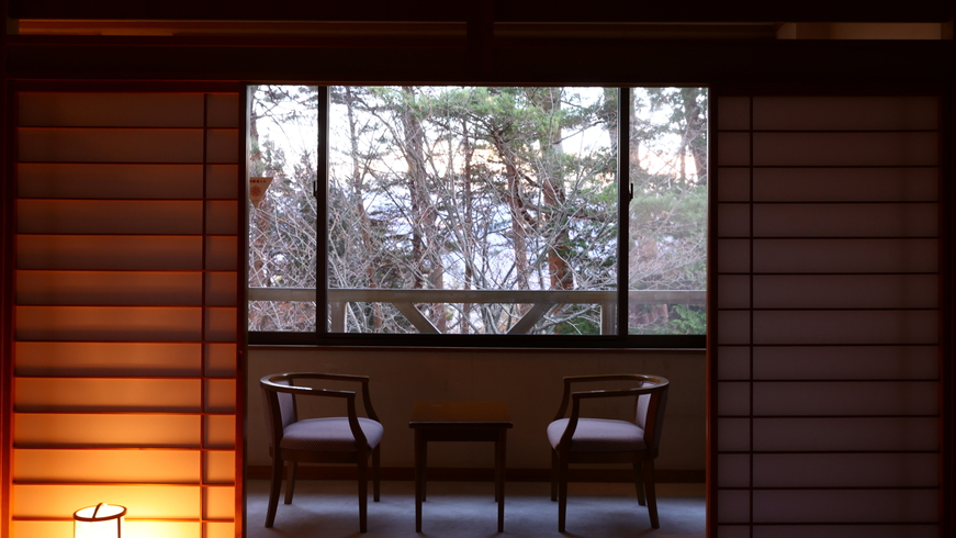 【仙の館■和室12.5畳】窓に広がる夕暮れの景色